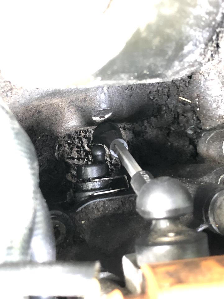奥迪A6L 奥迪a6 2.7柴油版的进气岐管连杆容易掉，是什么原因，需要换总成吗？这个连杆换了，进气大的时候容易顶掉。求