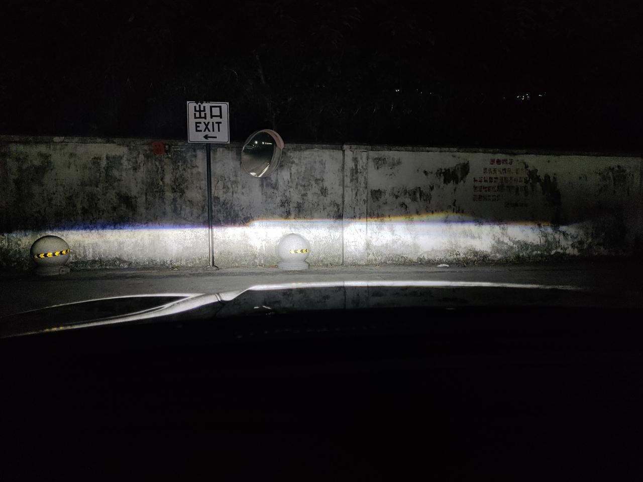 比亚迪宋PLUS DM-i 昨天刚提车，还没上牌，等上牌了做认证吖~晚上开回来的时候发现大灯照在墙上的光斑不是一条直线来