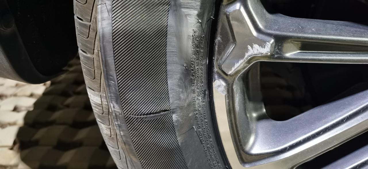长安CS75 PLUS 车友们，21款CS75plus豪华版，轮胎被我给刮了一个口子，换一个大概多少钱，途虎和4S店那个