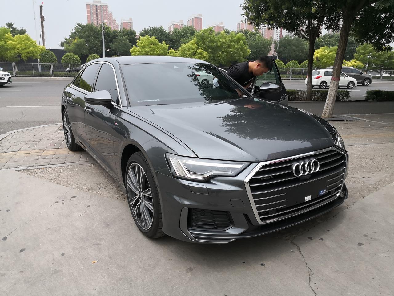奥迪A6L 哪位大神告知一下，45四驱动感有天云灰这个颜色吗？