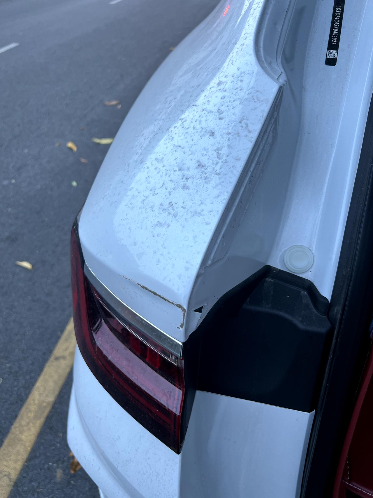 比亚迪宋PLUS DM-i 里面被磕出一个口子了 ，要不要补呢，雨水会跑进去吗
