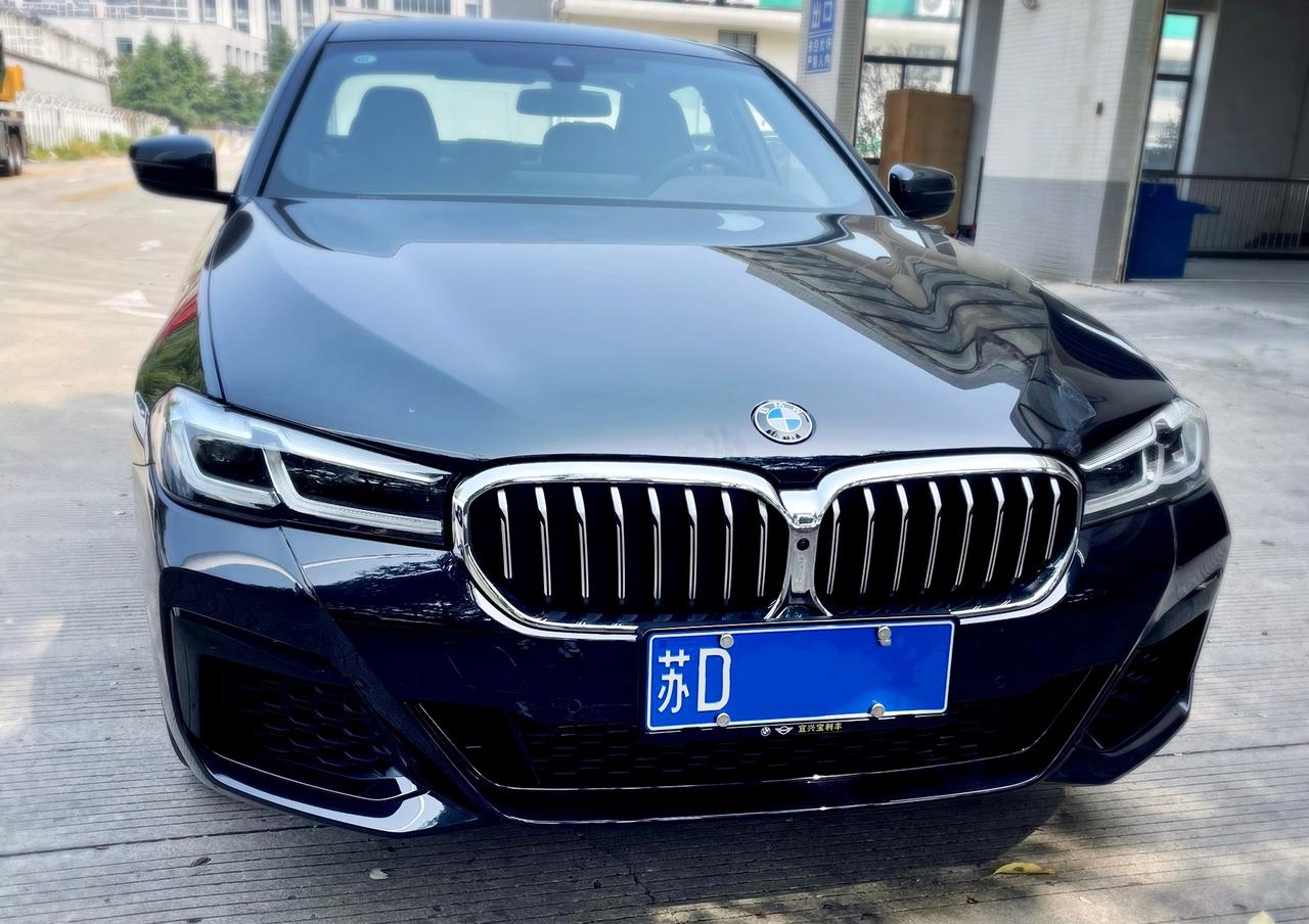 宝马5系 21款530尊享M的自动远光是矩阵式的吗？感觉夜间行驶时远光光带会自动避开前方行驶车辆，好神奇啊  ！另外，尊