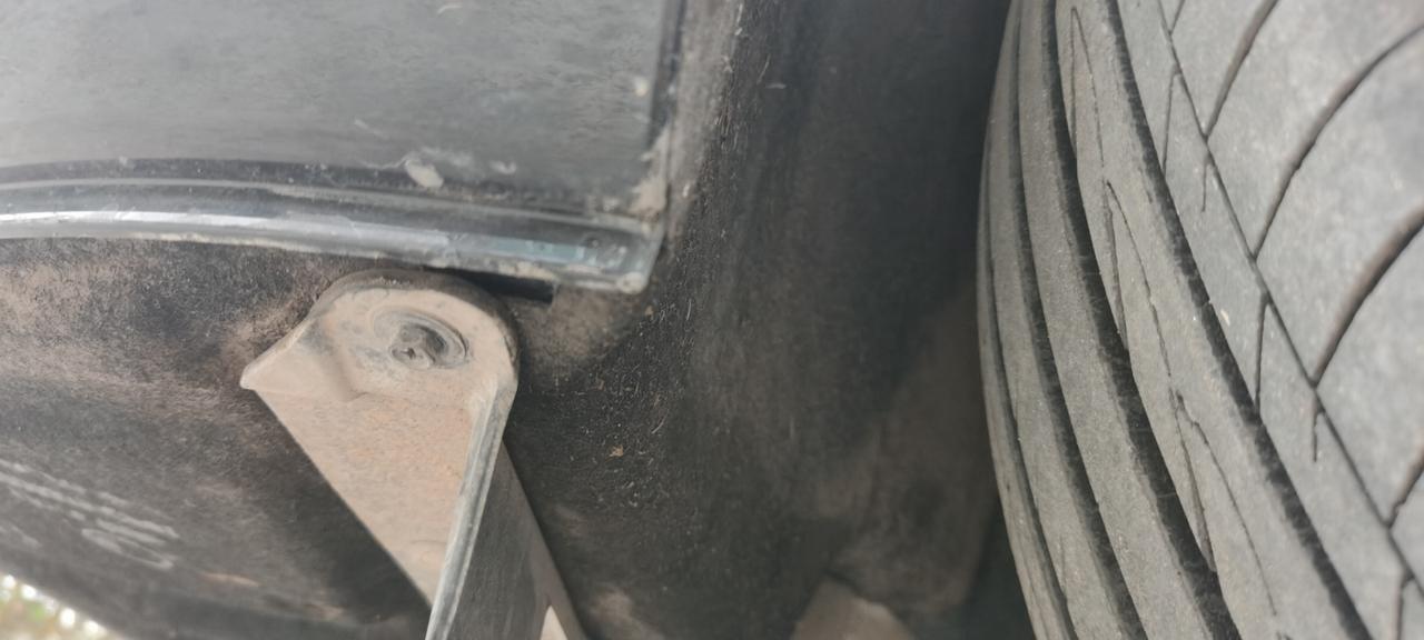 红旗H5 问下各位大哥们这个是不是挡泥板，为什么我这个挡泥板只有左前一个轮胎有？求解答谢谢