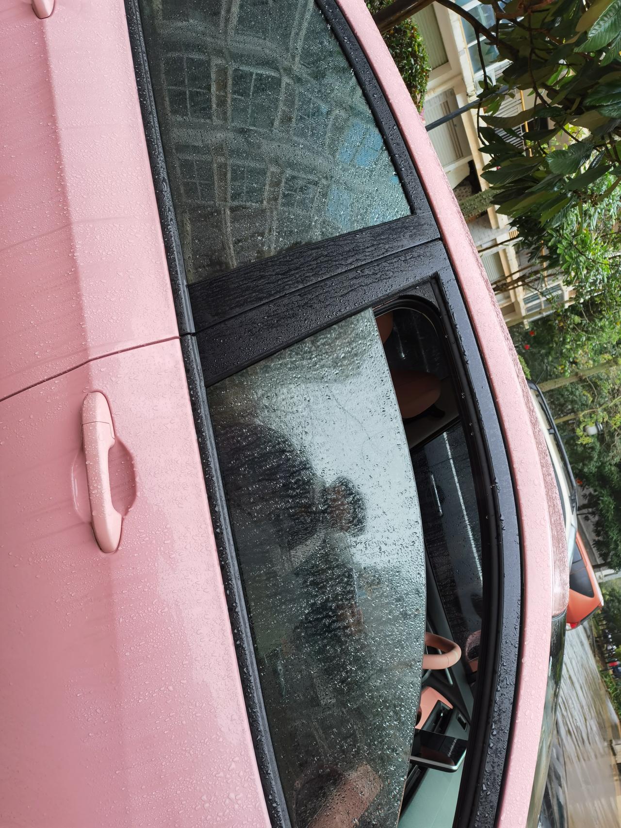 你们的哪吒会自己开窗吗？我的哪吒V已经连续两天晚上自己打开窗户了，还是下雨天，雨都飘进来了，第一晚还以为是自己忘记关副驾