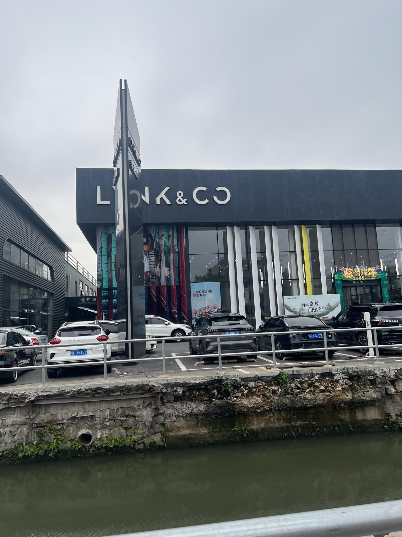 领克06 06耀顶配昨天去4s店里谈了 给位大哥分析一下我是新手不懂就砍价问落地刚开始一下就报14.8 加一些乱七八糟费