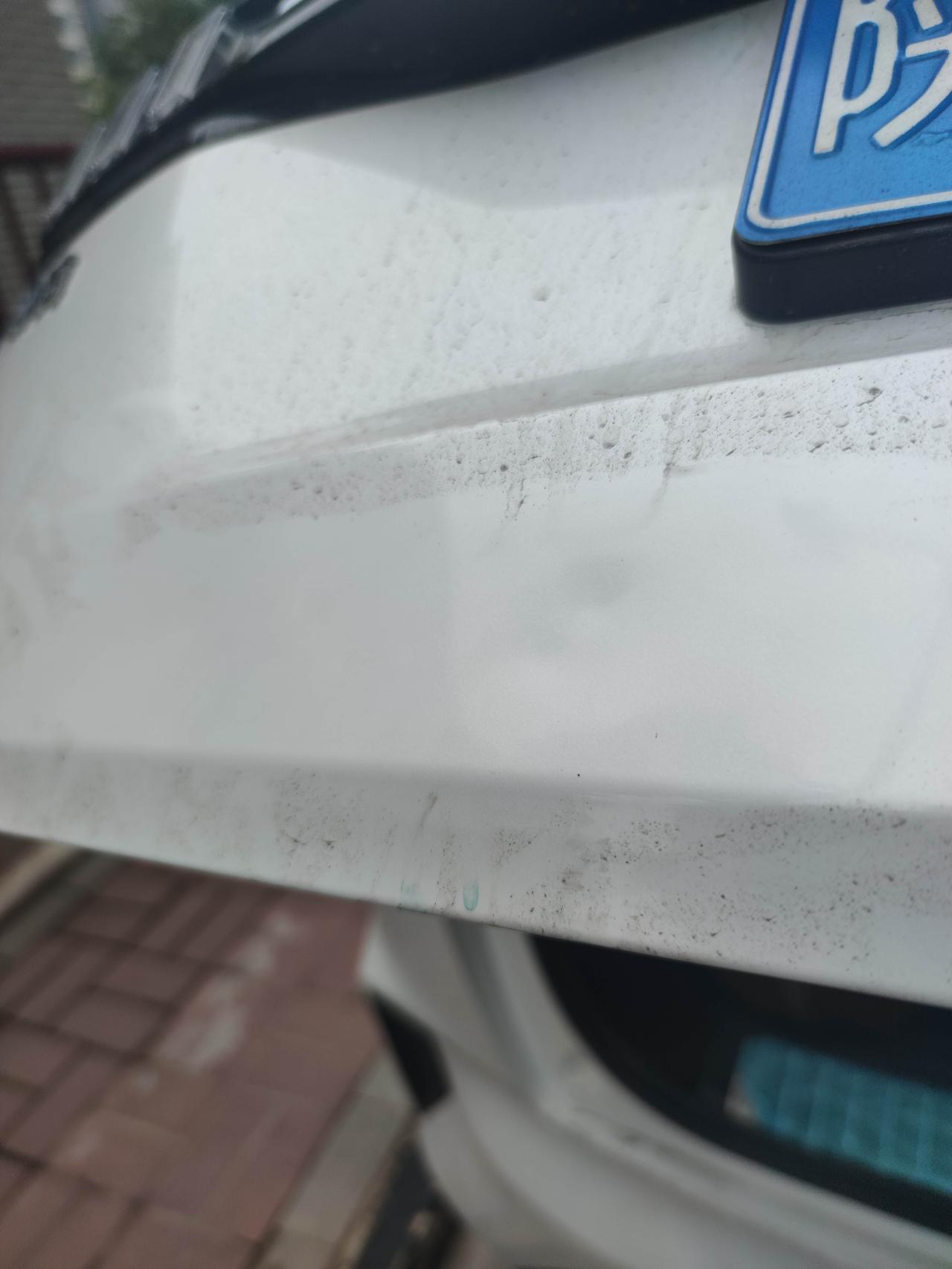 领克06 撞树上了，两个小坑， 去4s店大概几百可以下来，不知道拿那种软胶条可以自己修复不。
