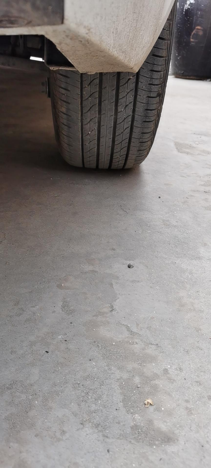 别克英朗 看看我这个是不是有点吃胎友友们。