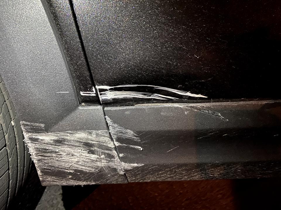 领克06 跪求出主意!!!上!牌第一天的剐蹭!上牌第一天主驾驶车门，侧边刮损凹陷，轮胎好像也有磨损，求问大家走保险还是自