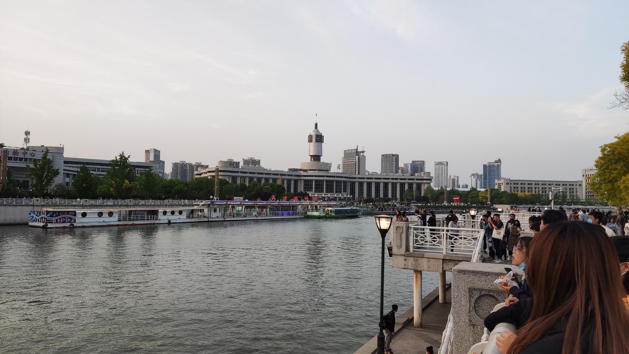 日产奇骏 我的两驱2.0L大白平均油耗9.8，我感觉比别人的油耗高。跑高速的时候偶尔转速会拉的很高(我怀疑变速箱打滑)，