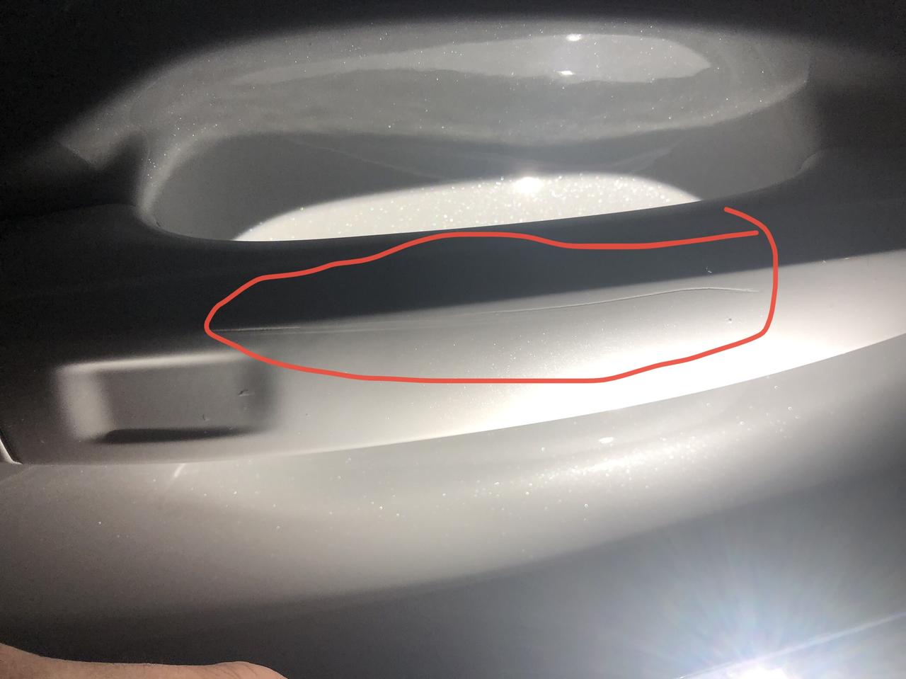 吉利博越 车友们  这种划痕怎么修， 好像有一点像芝麻粒那么大小的地方 漏金属光泽了， 碰电动车上了，本人新手，求广大车