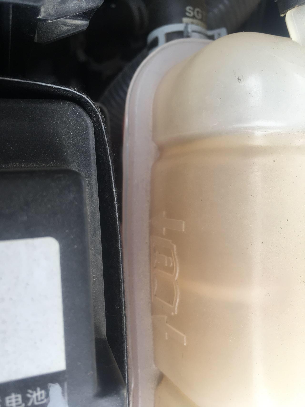 别克英朗 现在已经在箭头的最下面了，还偶尔出现5格水温。是不是缺少防冻液了啊
