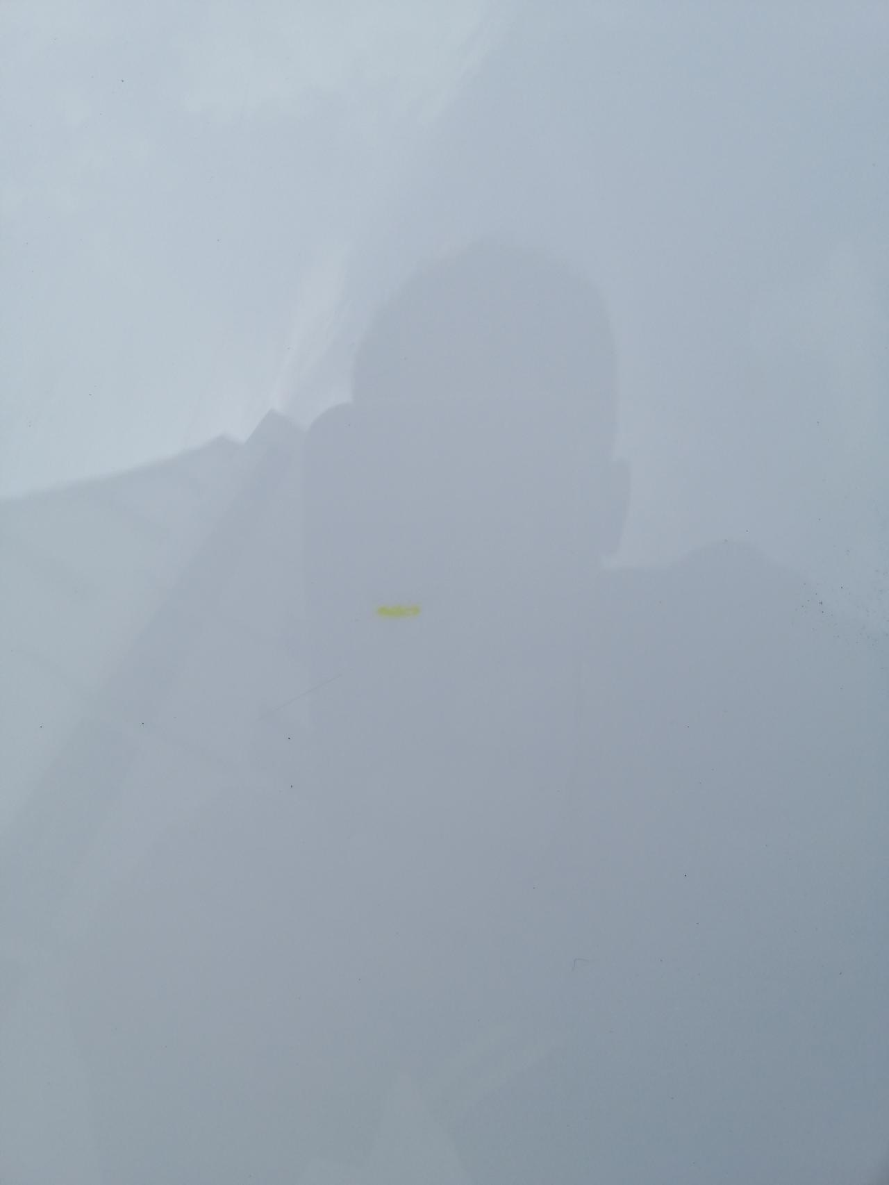 别克英朗 请问下懂行的大神，刚买回来半个月不到的新车，前盖上出现这样的黄色还搽不掉怎么回事，是车子有问题还是别的