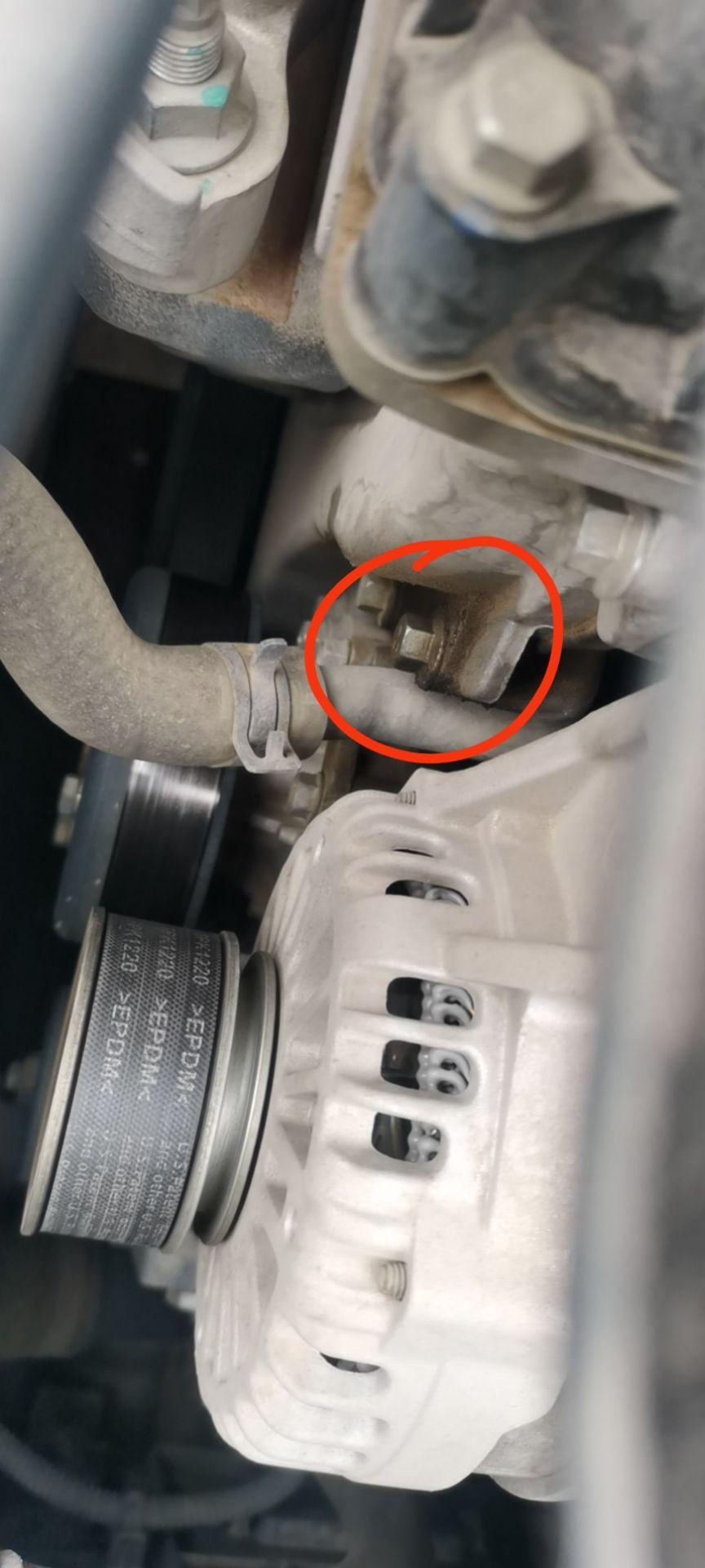 吉利缤瑞 一年的车，跑了27000多公里了，平时经常激烈驾驶，这是发动机漏油吗？