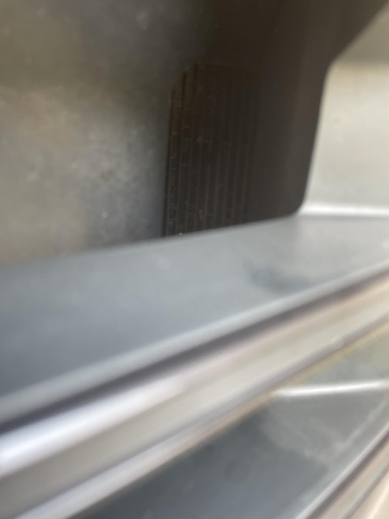 奥迪Q7 突然发现中网少了一个挡板，主驾驶这边的，你们也是一样的吗？还是我的掉了