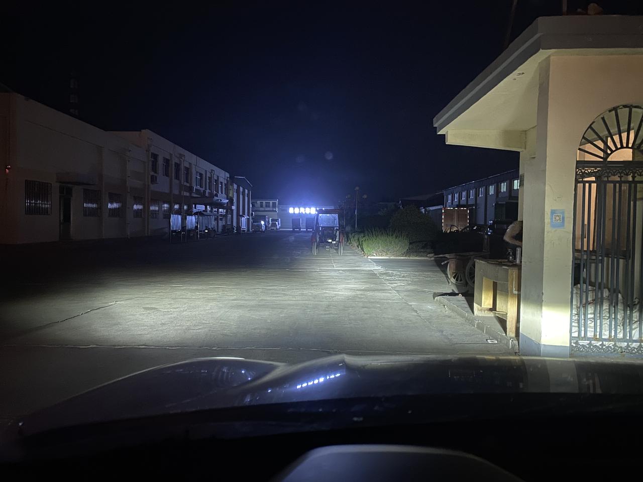 领克06 我这个车灯正常吗，右边比左边照的远，还亮，很明显