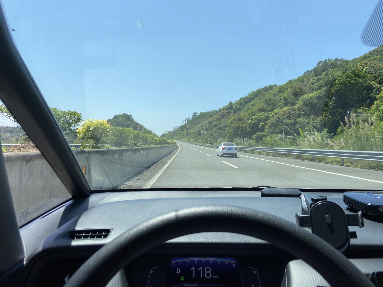 飞度跑高速，一直保持2000转以上，时不时会达到 3000转，算暴力驾驶嘛，，时不时还踩个5000转，变速箱受得住嘛，这