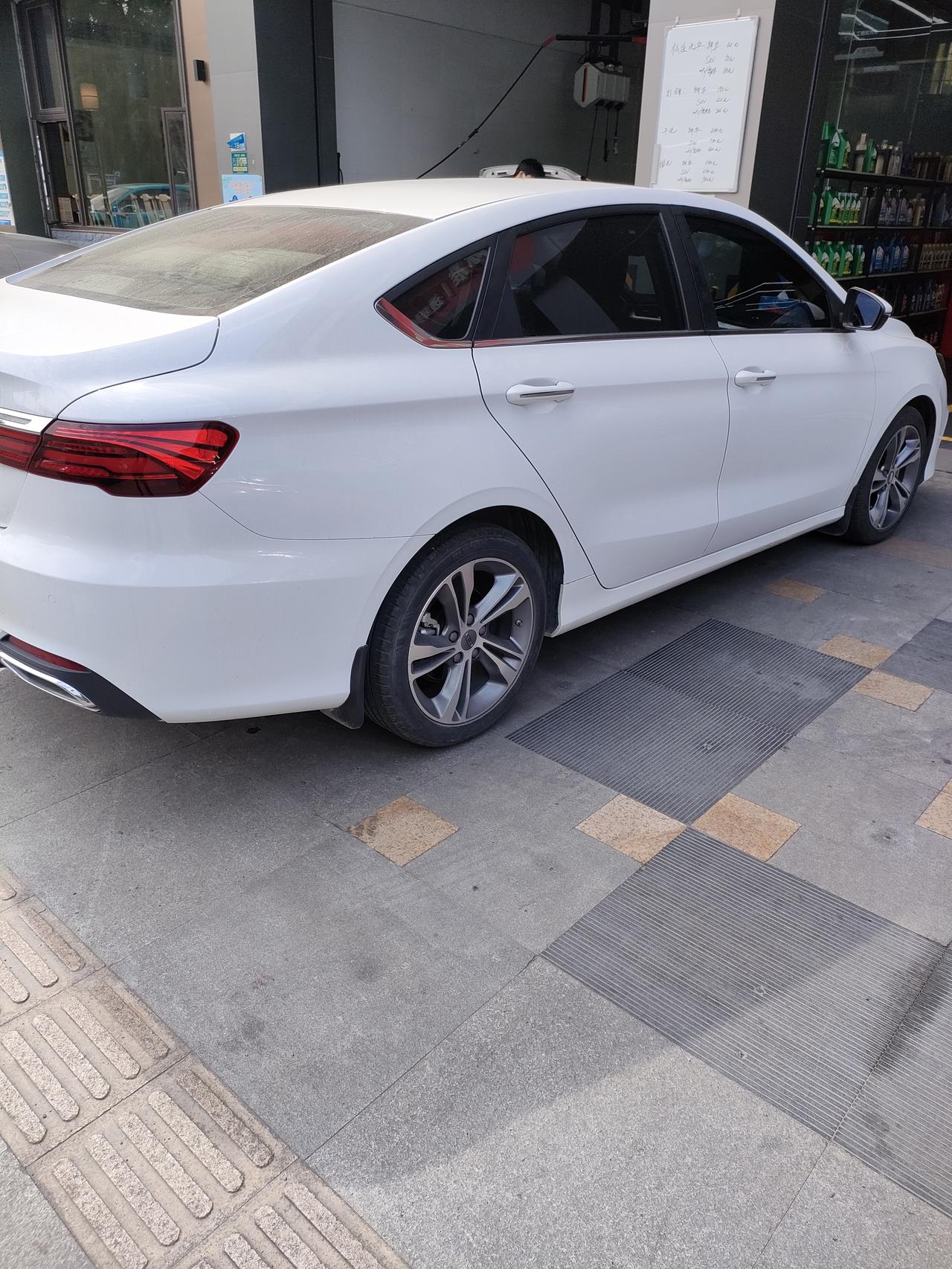 吉利缤瑞 我想问一下，2020款1.4T这两天加油门车内抖得厉害，难受得很，这是什么原因，该怎么检查。