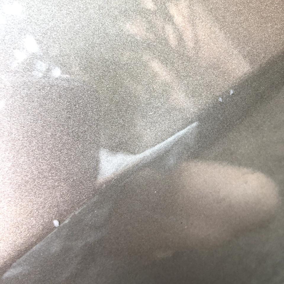 领克01 车门上几个小磕痕。应该是被旁边的车暴力开门磕到的，有三四处，用手摸有凹凸感，看着也有点深，是不是露了底漆？应该
