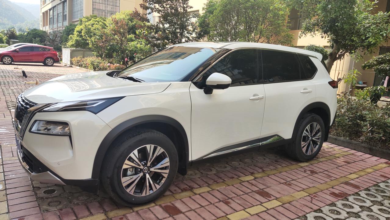 请问各位大虾，全新奇骏加装电尾门，4S店报价2600，这个价格正常吗？可以装吗？