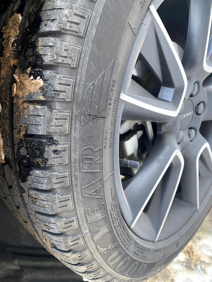 各位大哥 问下 图片里这种情况右后轮是不是必须换了？如果不换能不能跑高速？要换的话领克01这胎贵不贵的？