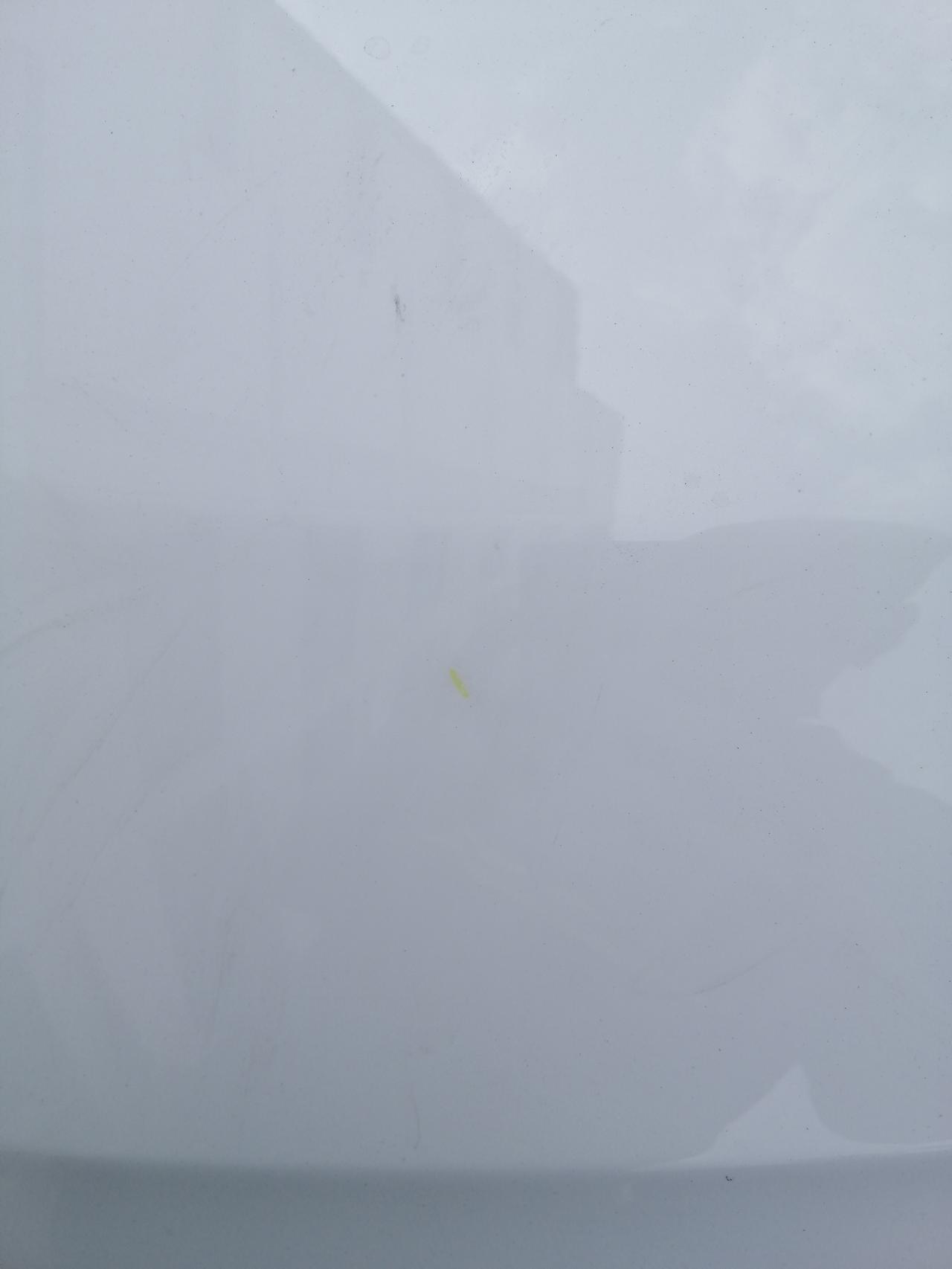 别克英朗 请问下懂行的大神，刚买回来半个月不到的新车，前盖上出现这样的黄色还搽不掉怎么回事，是车子有问题还是别的