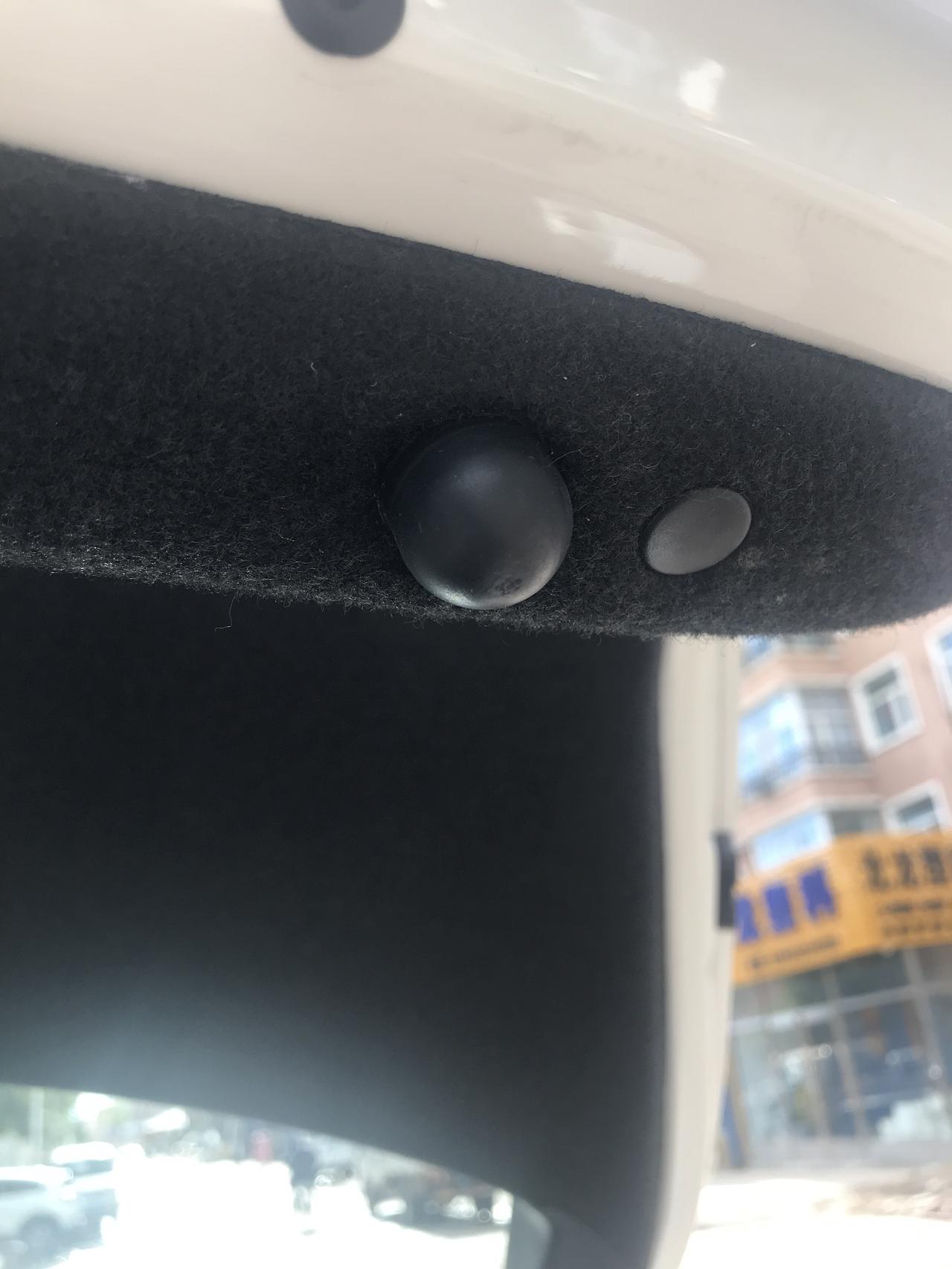明锐后备箱盖漏水我想问下 明锐后备箱盖上有排水口吗？是漏水 还是排水口上图片
