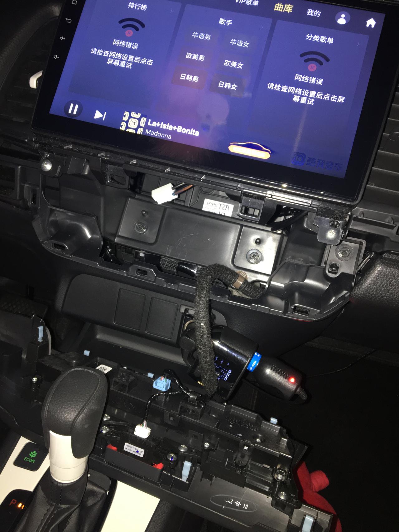 本田飞度 万能的车友圈，中控屏后面大的是电源线，一个是收音机线，还有一个白色头的是什么线啊