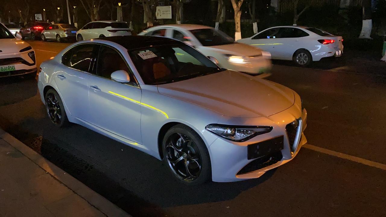 阿尔法·罗密欧Giulia 有倒车后视镜自动下翻的功能吗？