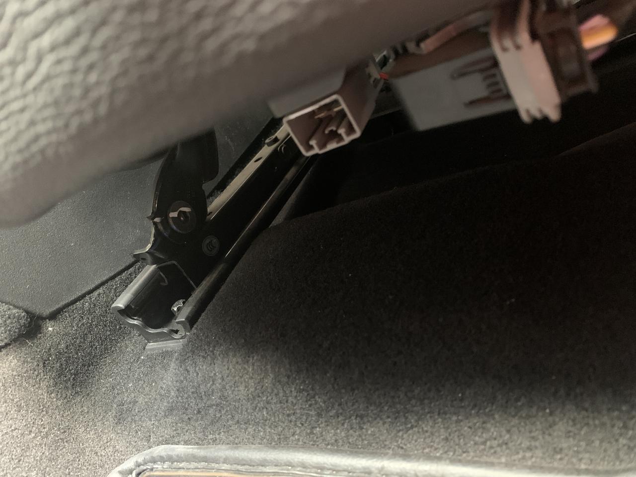 领克01 型pro 座位下有个插头空着，干嘛的啊？主驾驶副驾驶都有