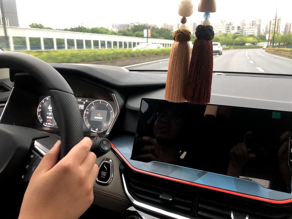 领克06 仪表盘显示陡坡缓降故障，然后车机显示器也黑屏了，重启汽车之后能听见车机显示器里有声音传过来有大佬知道这是咋回事