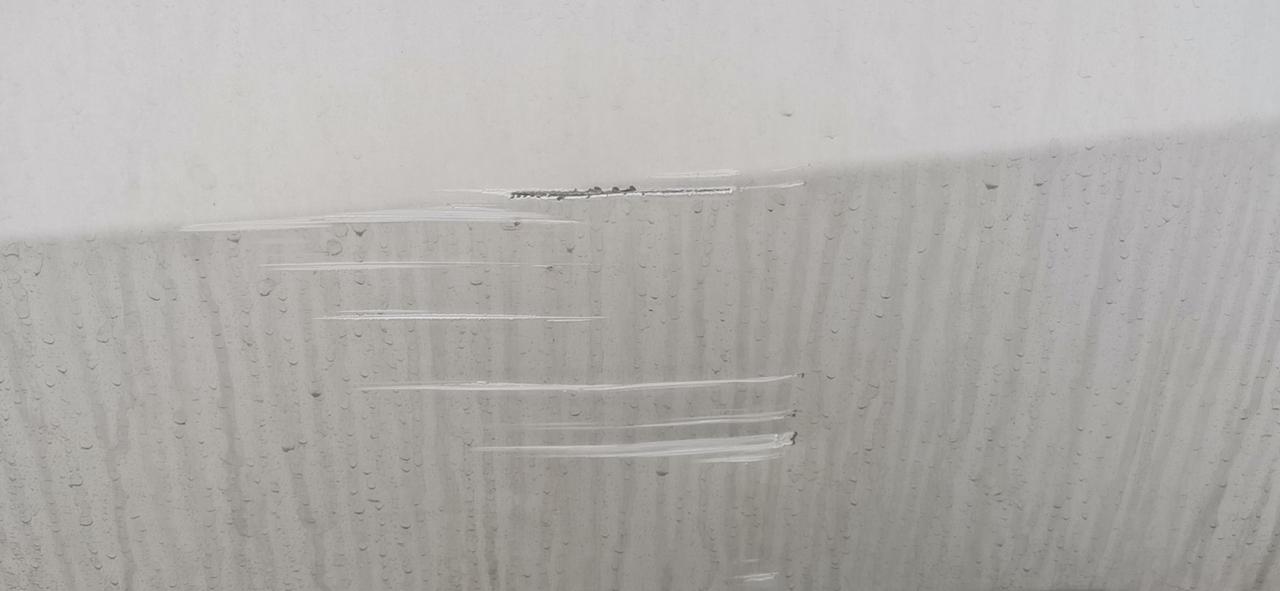 领克01 这种划痕需要处理吗？01型pro，白色，在地下停车场刮到柱子上了，留了如图的划痕。新手手残，怕买补漆笔会色差太