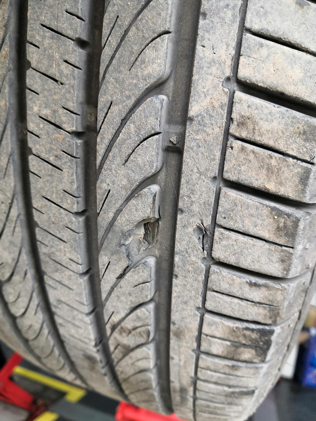 英朗左前轮被干成这样了，可以看见钢丝 需要换么，还是补补就可以或者不用管，2年3万km