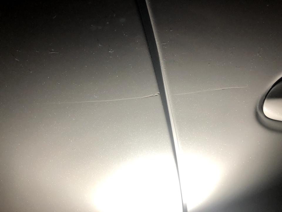 吉利博越 车友们  这种划痕怎么修， 好像有一点像芝麻粒那么大小的地方 漏金属光泽了， 碰电动车上了，本人新手，求广大车