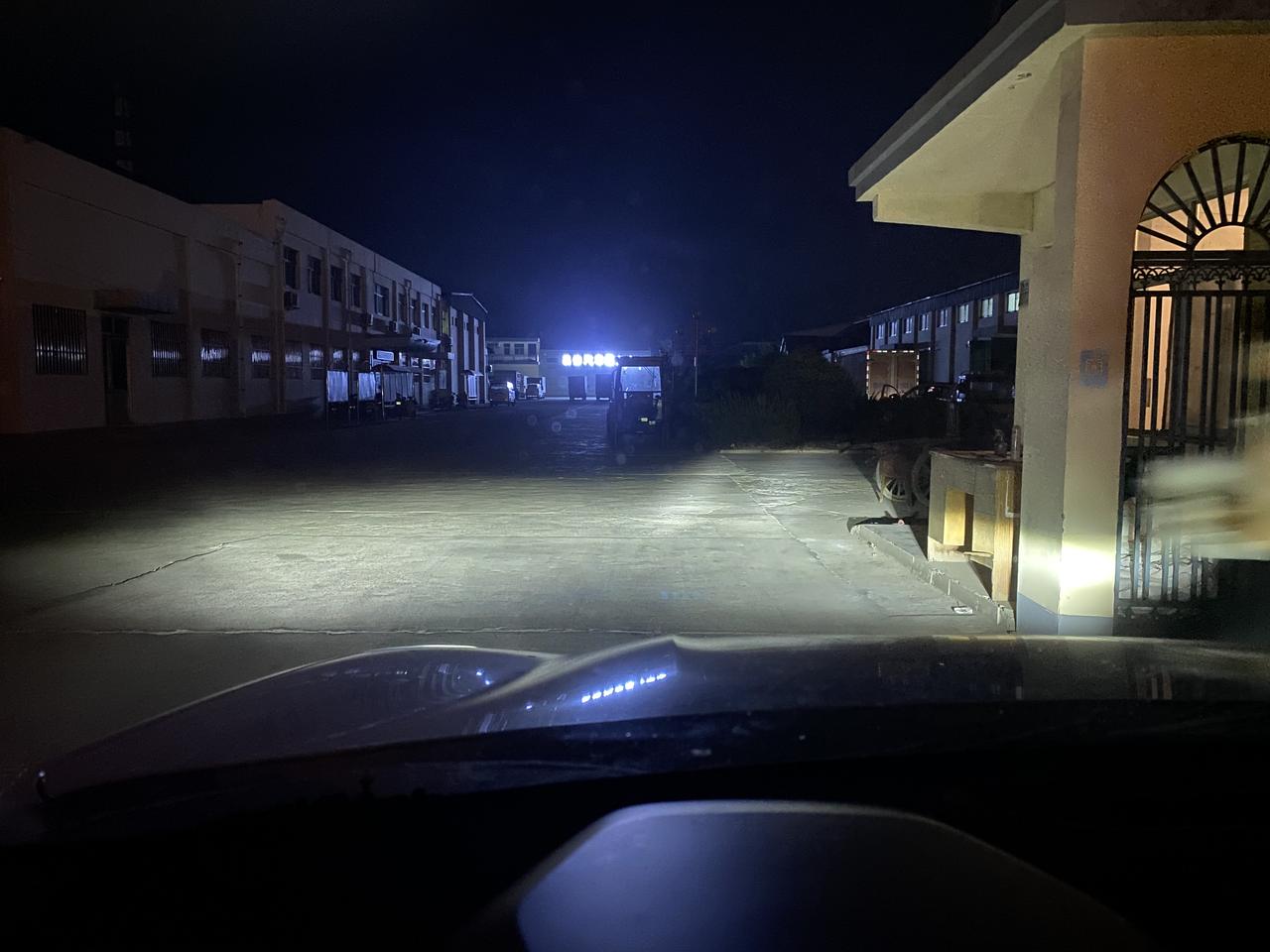 领克06 我这个车灯正常吗，右边比左边照的远，还亮，很明显