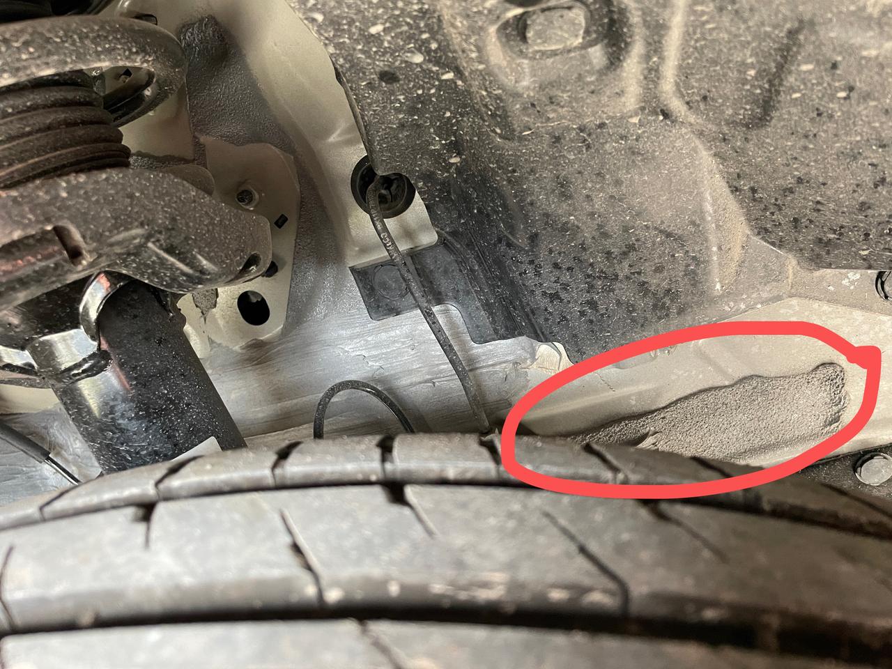领克06 前轮里面这是什么？到处坑坑洼洼的补丁我买的新车，我看后轮就没有，后轮有一块挡板样的东西遮住了