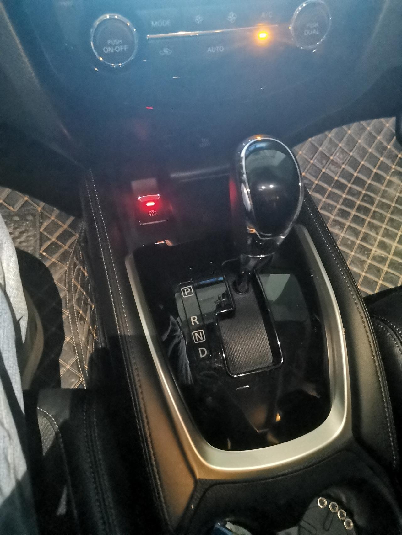 日产奇骏 2.0舒适智联，排档灯不亮，中控两边操作的灯也不亮，该怎么解决呀