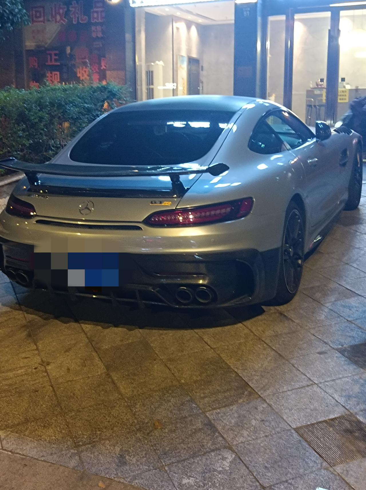 奔驰AMG GT 这款车看不懂，搜不到，是不是gt系列的车啊还是定制版，后面加了个R