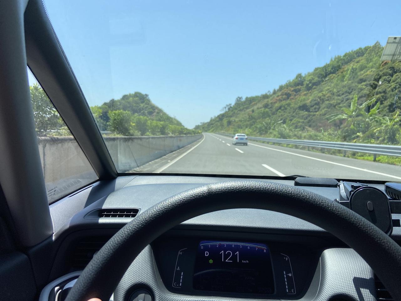 飞度跑高速，一直保持2000转以上，时不时会达到 3000转，算暴力驾驶嘛，，时不时还踩个5000转，变速箱受得住嘛，这
