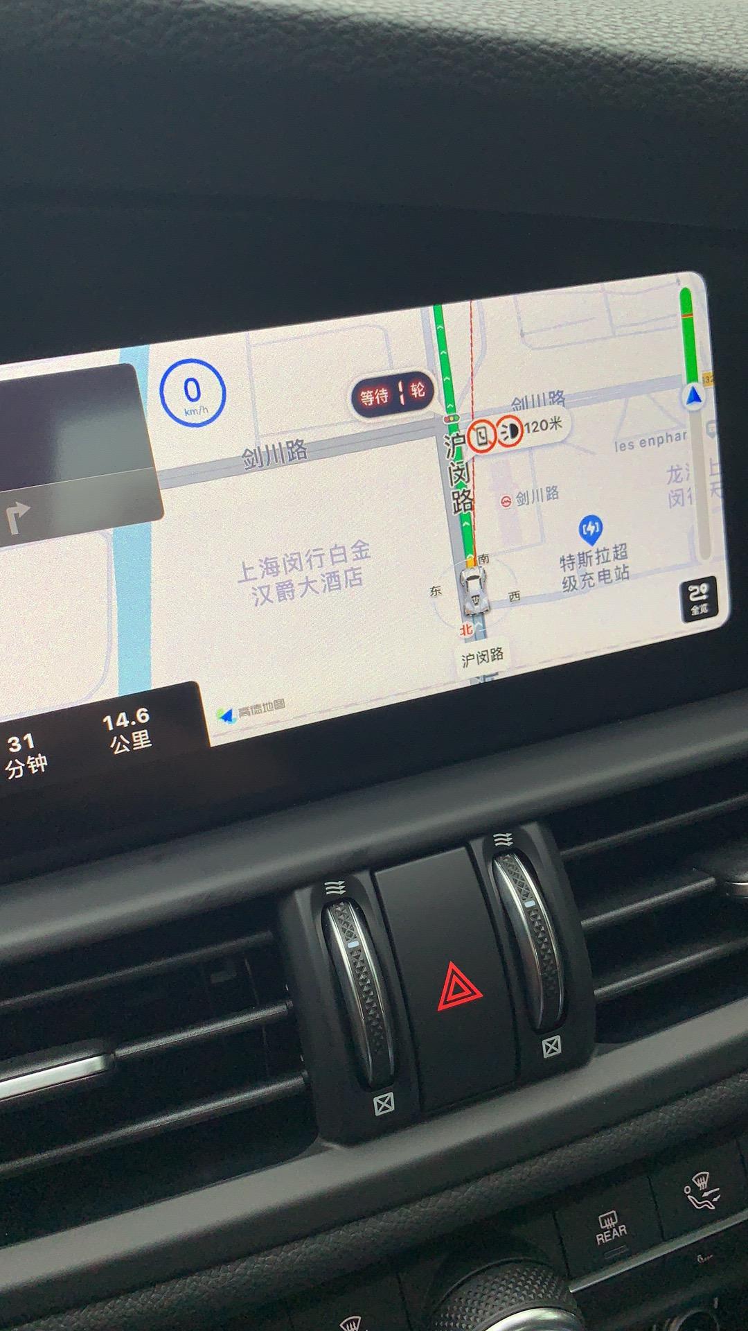阿尔法·罗密欧Giulia 问问各位车友有没有遇到过这种情况 使用carplay时候屏幕就会显得很花 像是贴了一层膜一样