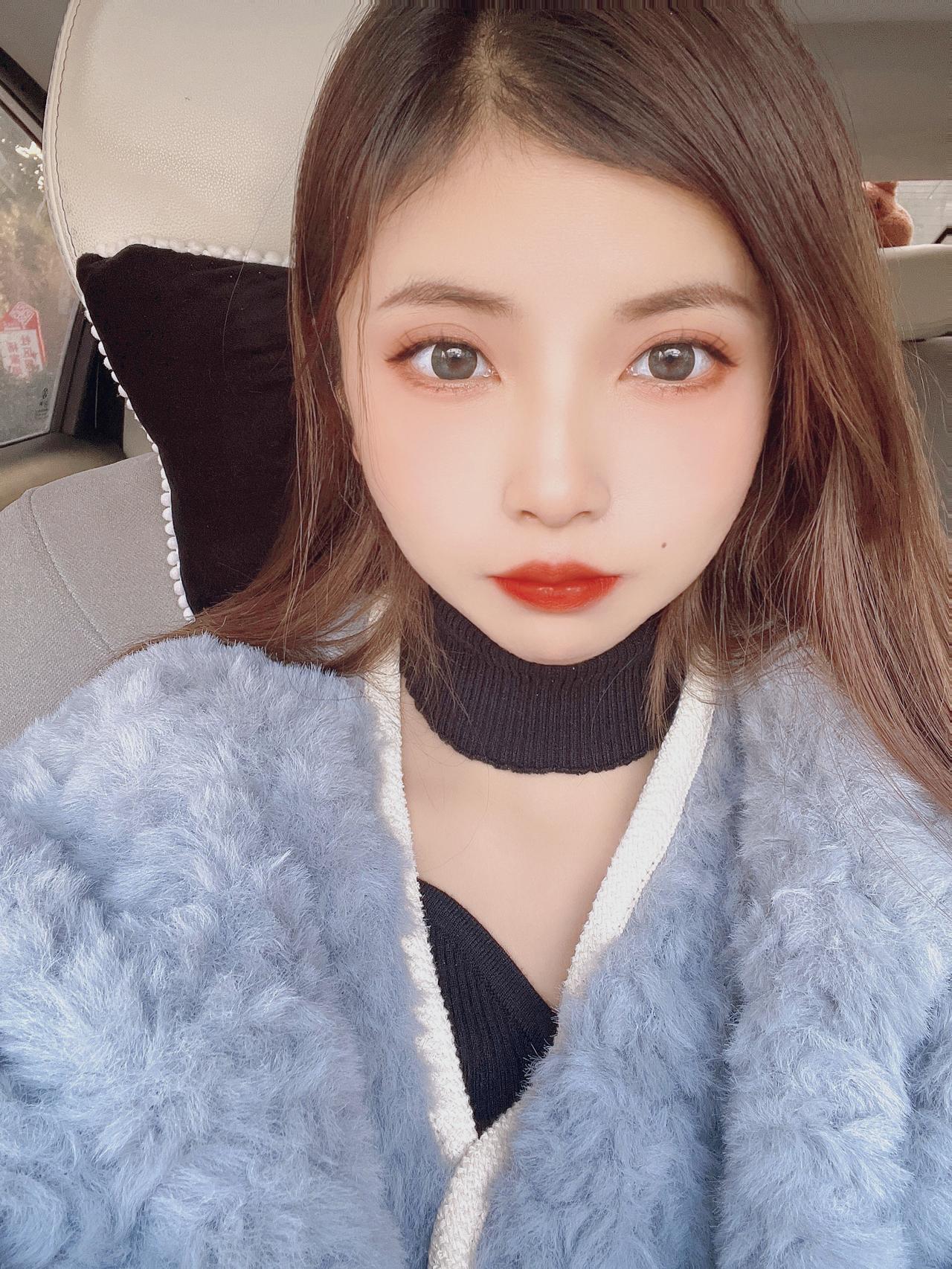 今天看了领克06，感觉视野不是很好，我座位要调的很好才可以，可能跟我1米6的小短腿有关，后排的话空间也不是很大，家用足够