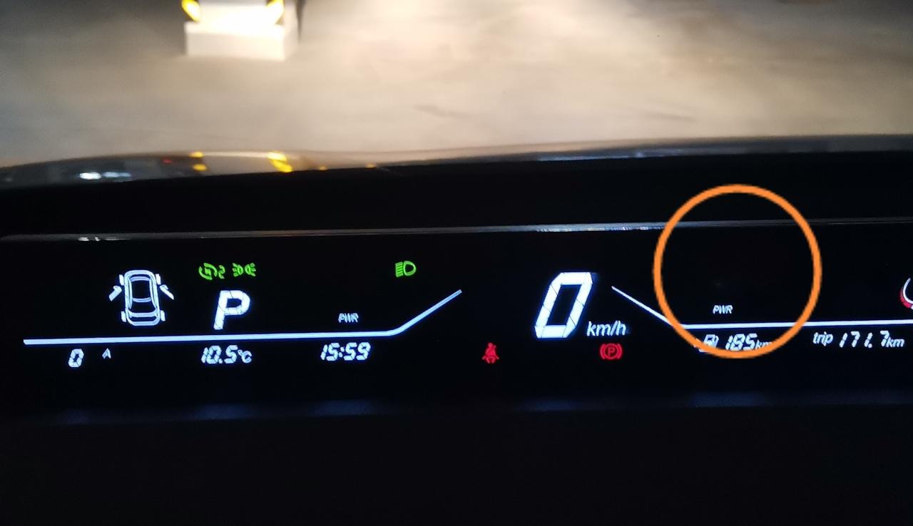 哪吒哪吒V 今天擦这个显示屏 发现画圈的地方背面特别的热 大家有这种情况吗