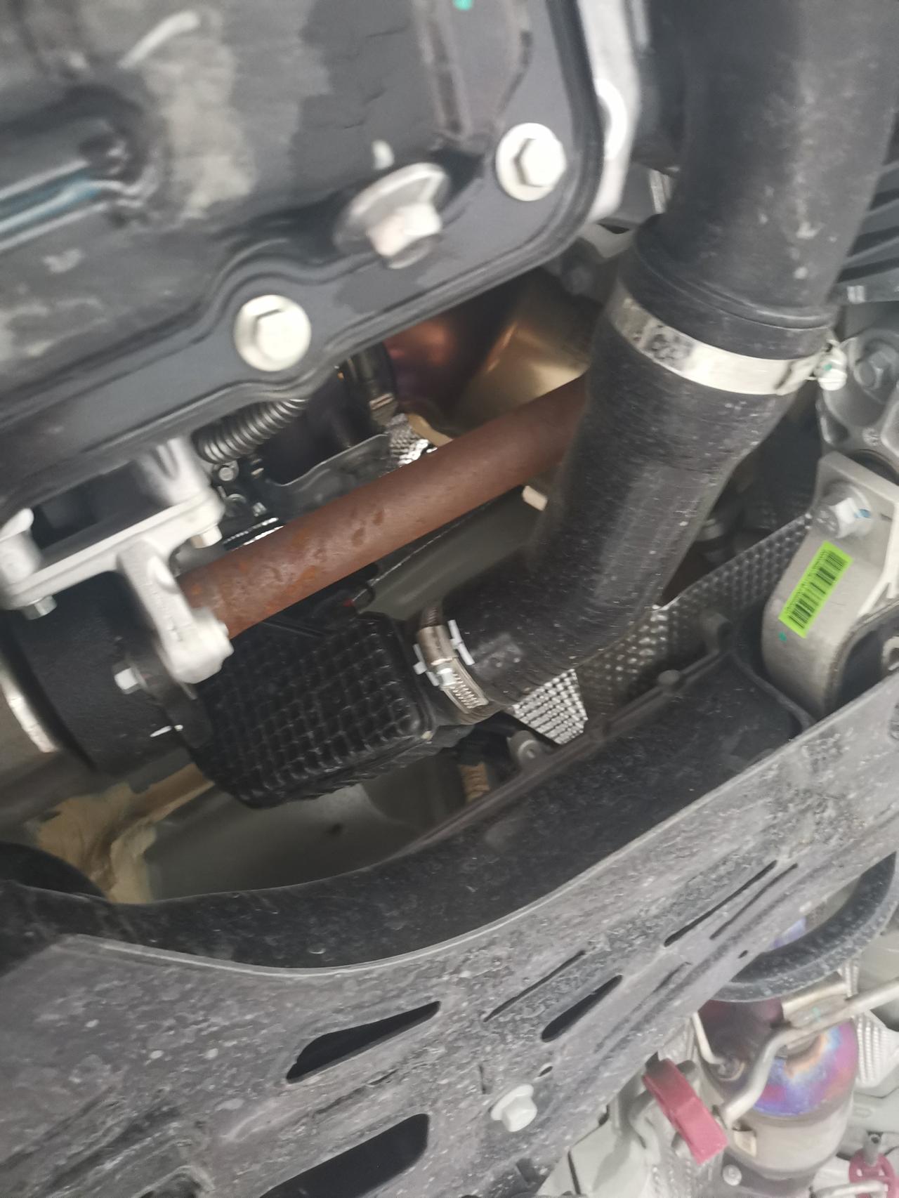 吉利缤瑞 这个三个月首保看见的，4s店说是这地方过热做不了防锈处理，我也不懂。