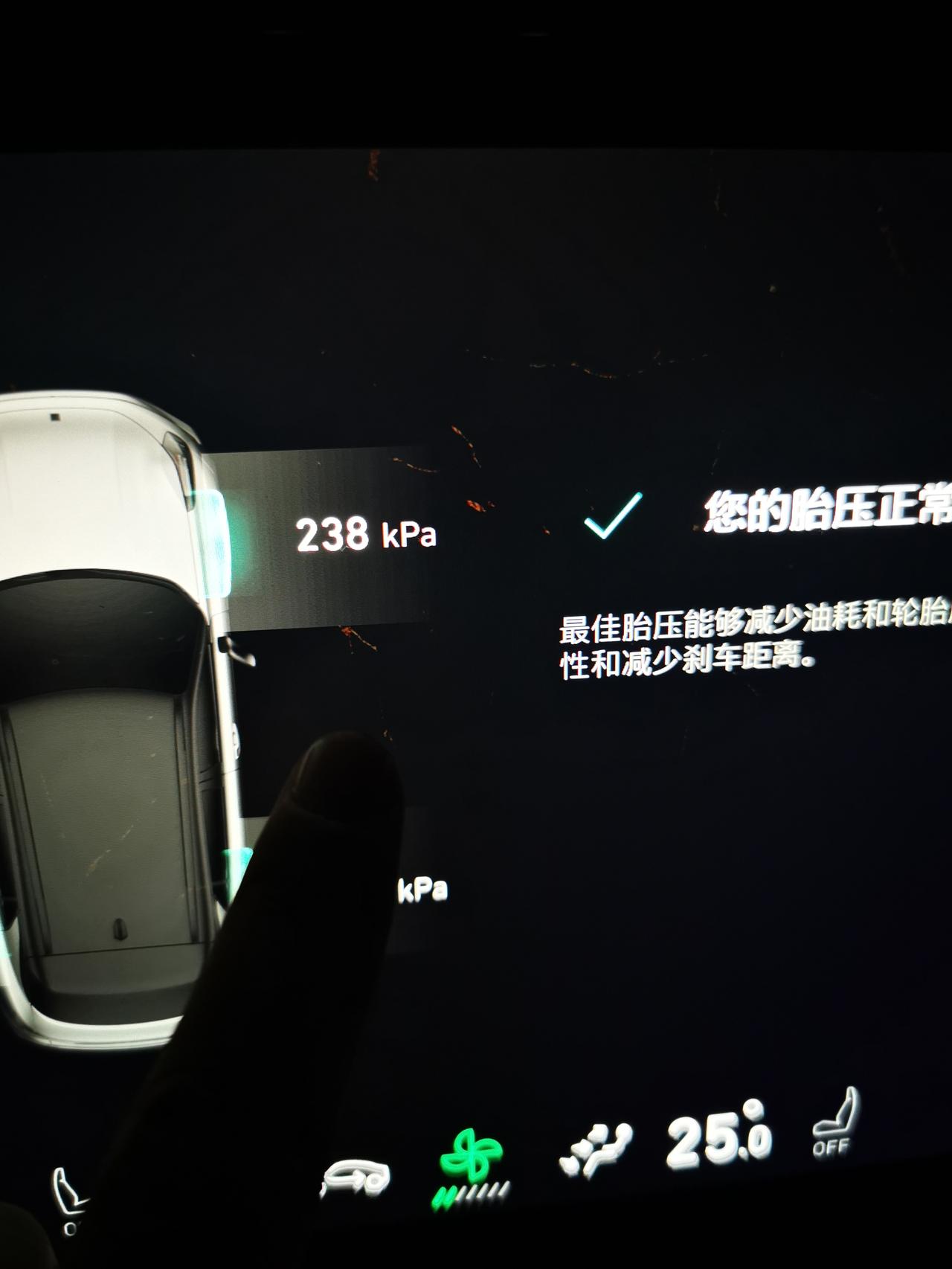 领克01劲halo两个月新车，中控屏出现这种纹路是什么原因。外力也没有碰过，除了换屏有没有处理方式我都开始害怕了