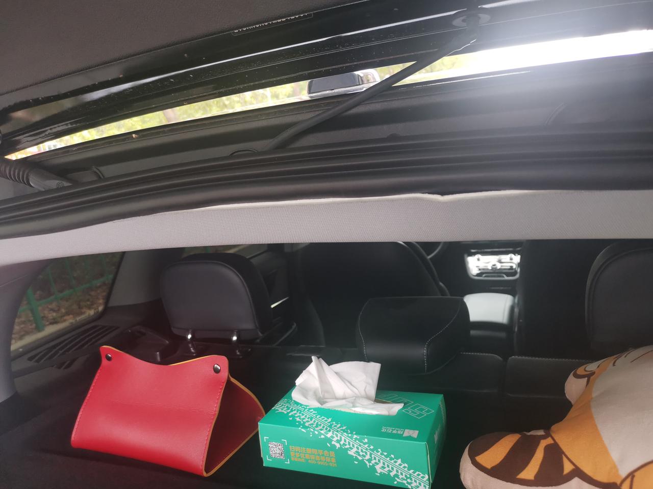 林肯冒险家 发现后备箱上面的顶棚脱落翻出来了，这种情况怎么办（没有人为的去掰）