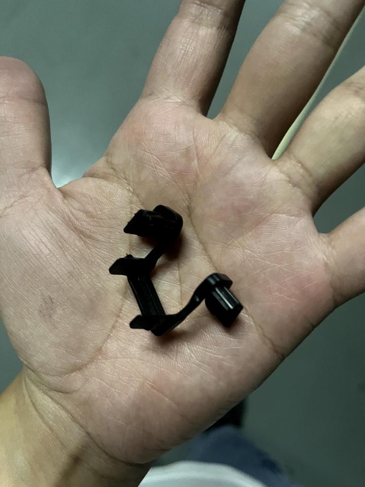 广汽传祺传祺GS8 Gs8混动版，今天第二排跌了一个卡扣出来，大家有知道这个卡扣原来在哪里的吗？