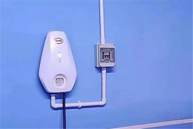 比亚迪元PLUS 现在的充电桩还是这种白色的嘛？有必要买充电桩的保护箱吗？就怕小区有孩子会上手还有就是被别人充！！！