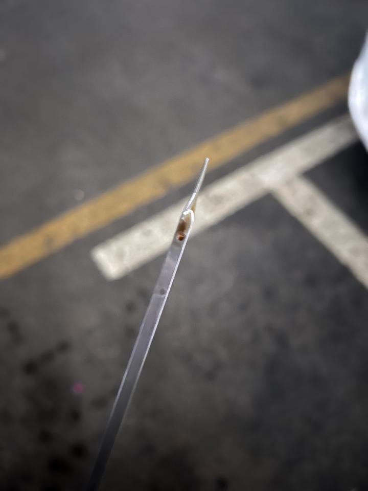 别克英朗 22222公里换的全合成西斯科5w30，今天看机油尺到这个位置了，现在24800了