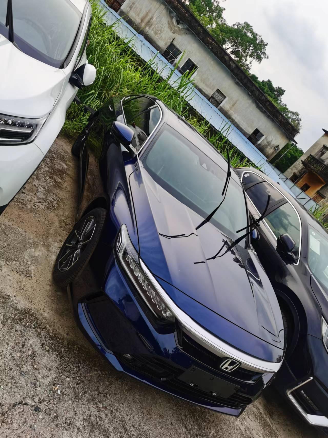 本田英仕派 一直在纠结哪个好看，白色黑色的都有现车  蓝色没有，