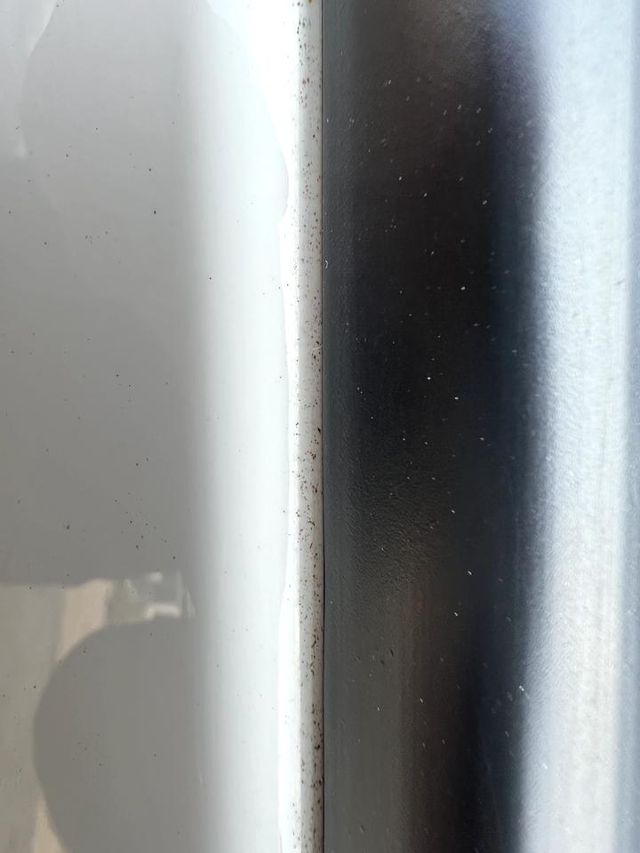 别克英朗 你们的车门框胶条下面有没有这些生锈的点，我这个密密麻麻的，去年7月刚买的车