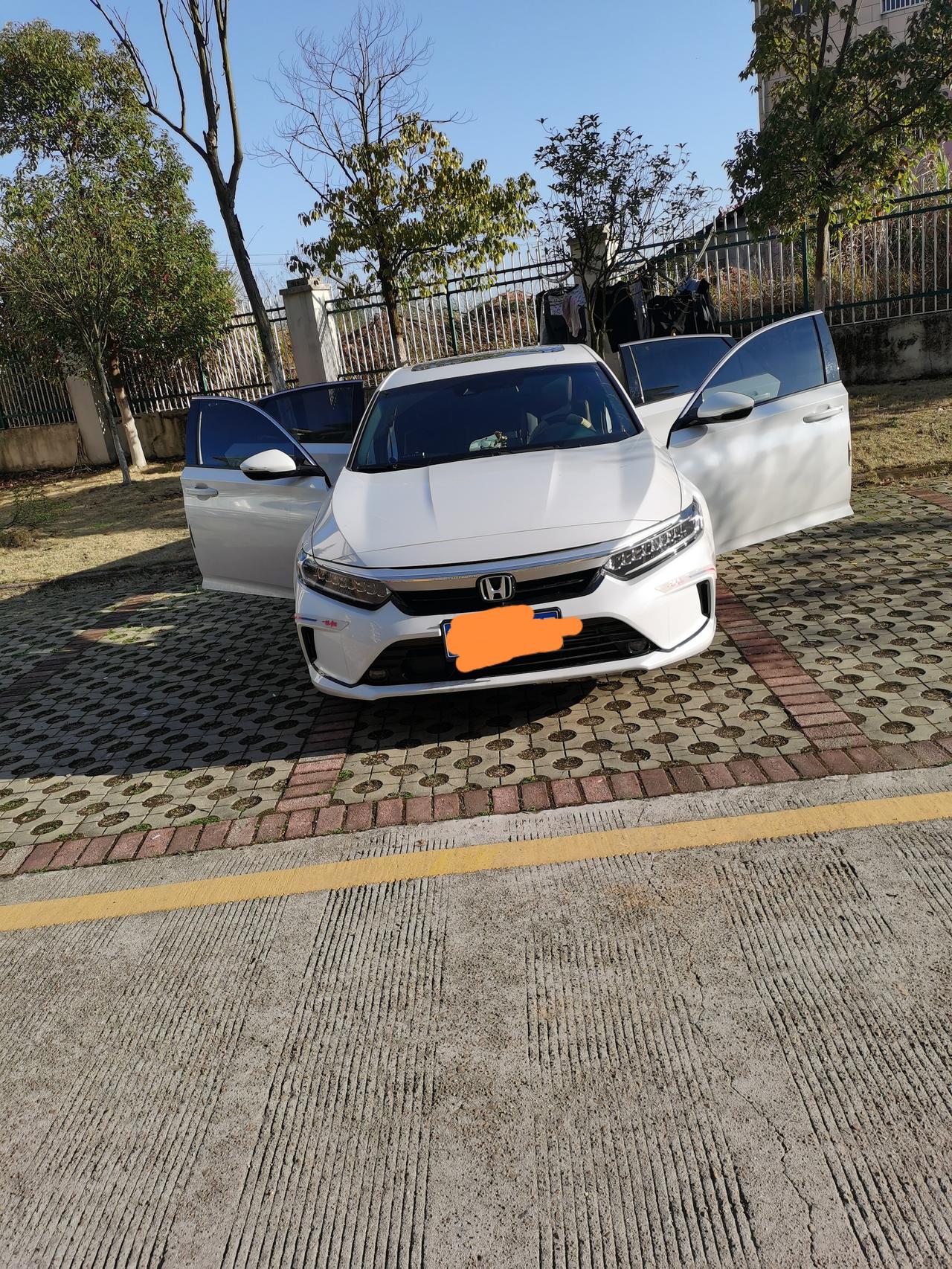 本田英仕派 万能的车友们，你们的脚垫买的什么？全包和半包哪个比较好？坐垫有没有推荐的？半包围的。都看了上点档次的，网购也